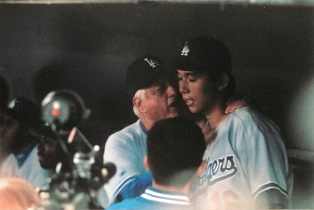 野茂英雄（当時ドジャース）に耳打ちするトミー・ラソーダ氏　©Kazuaki Nishiyama