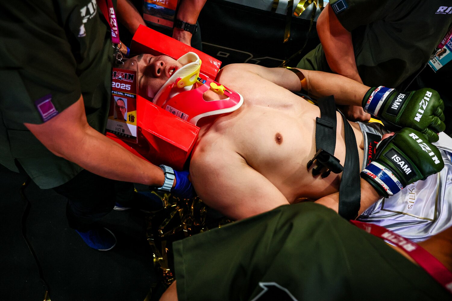 首を固定され、担架で運ばれた朝倉 ©RIZIN FF Susumu Nagao