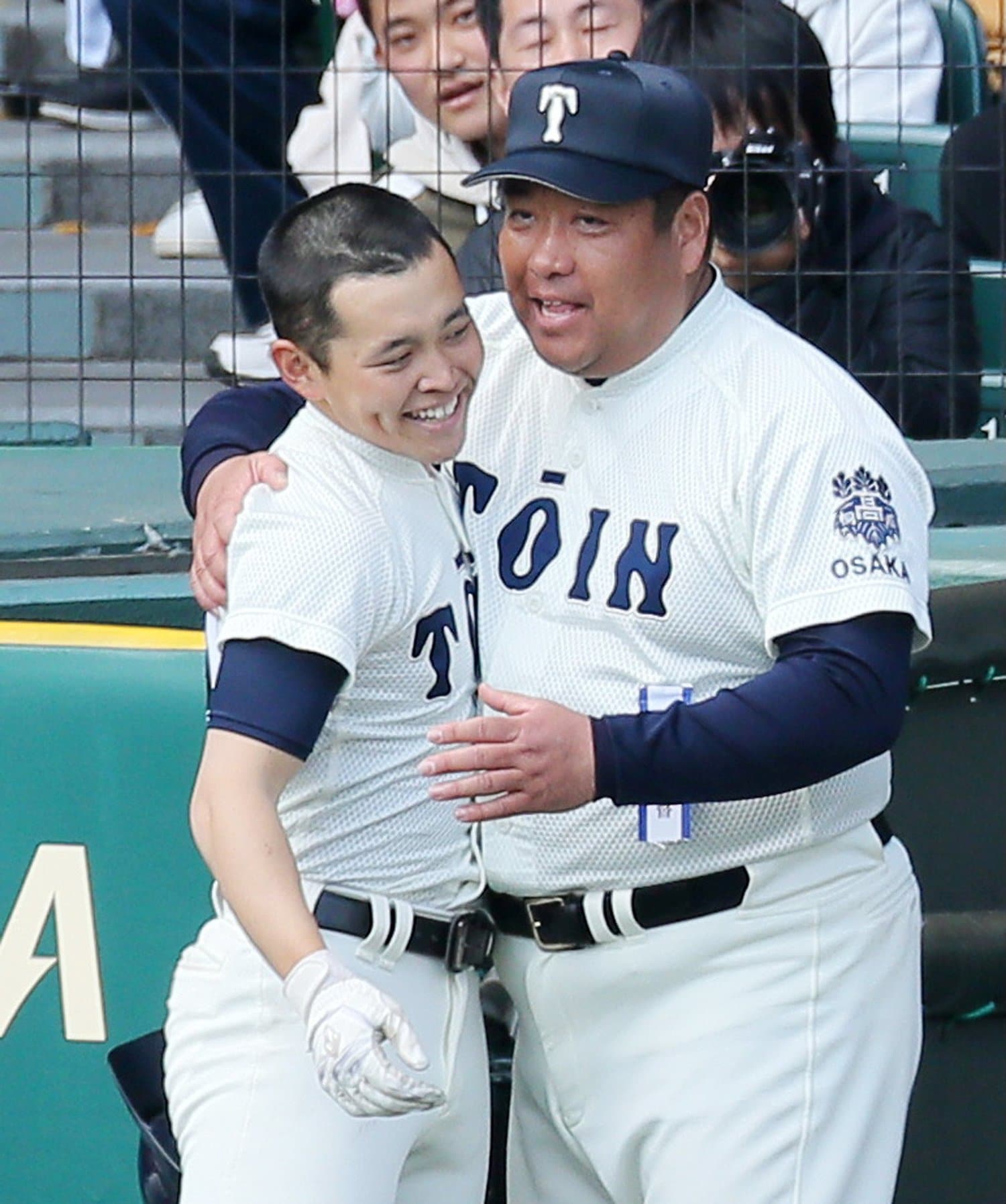 勝ち越しの２点本塁打を放った代打・西島一波（左）を祝福する西谷浩一監督　©JIJI PRESS
