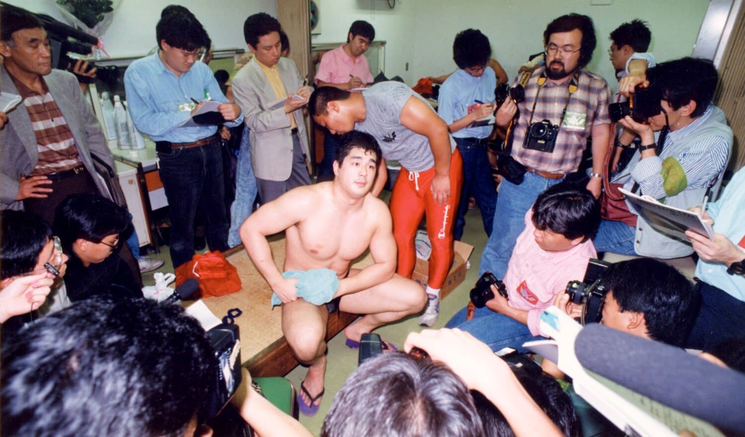 Uインター旗揚げ戦で記者に囲まれる髙田延彦　©東京スポーツ新聞社