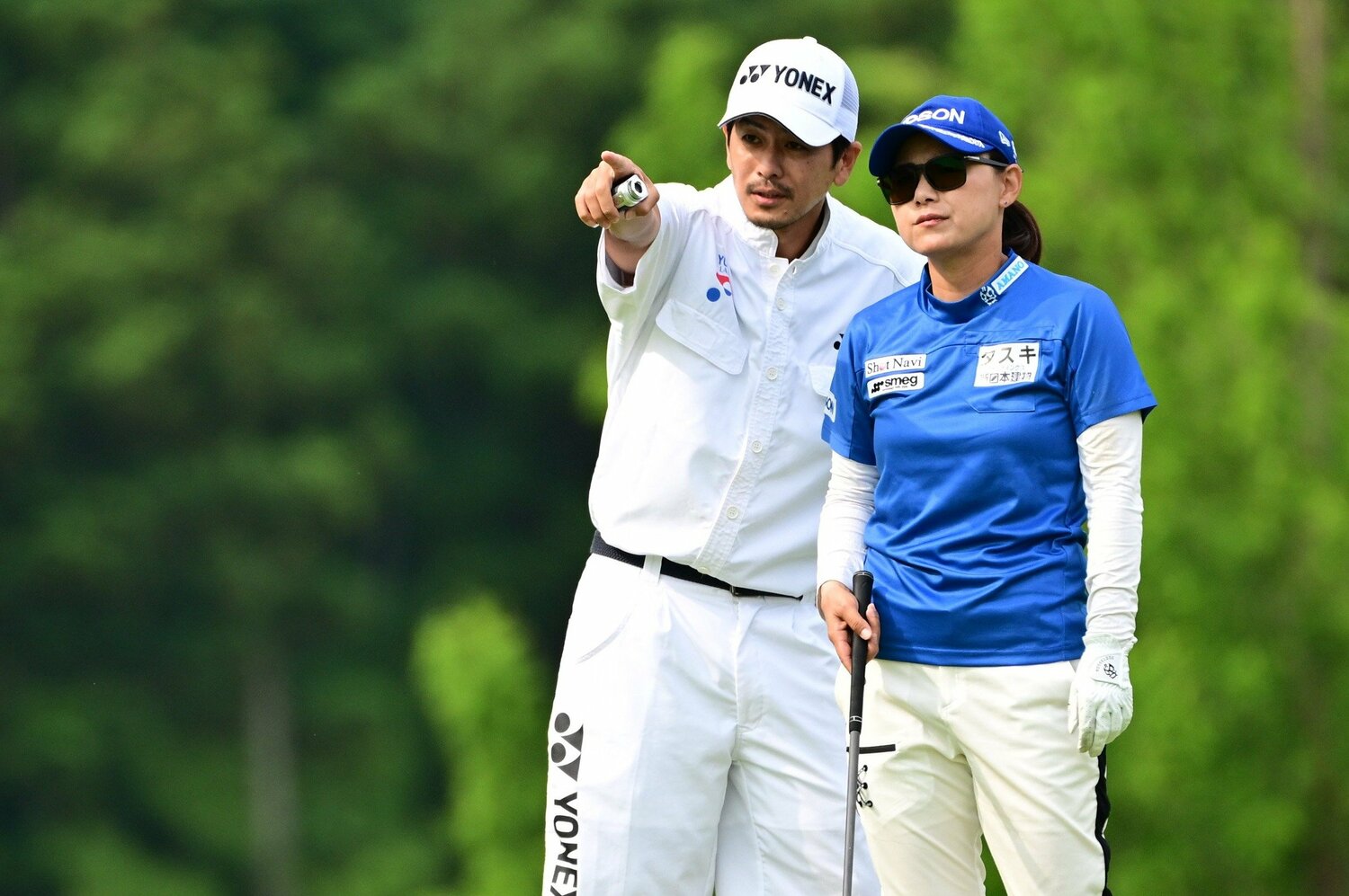 キャディを務める夫・陽太郎さんと言葉をかわす横峯さくら　©︎Atsushi Tomura/Getty Images