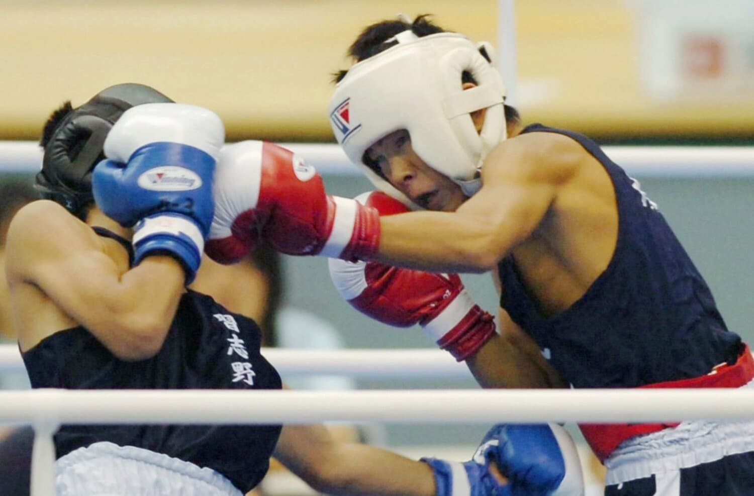 2006年の全国高校総体。三須寛幸を攻める井岡一翔　©KYODO