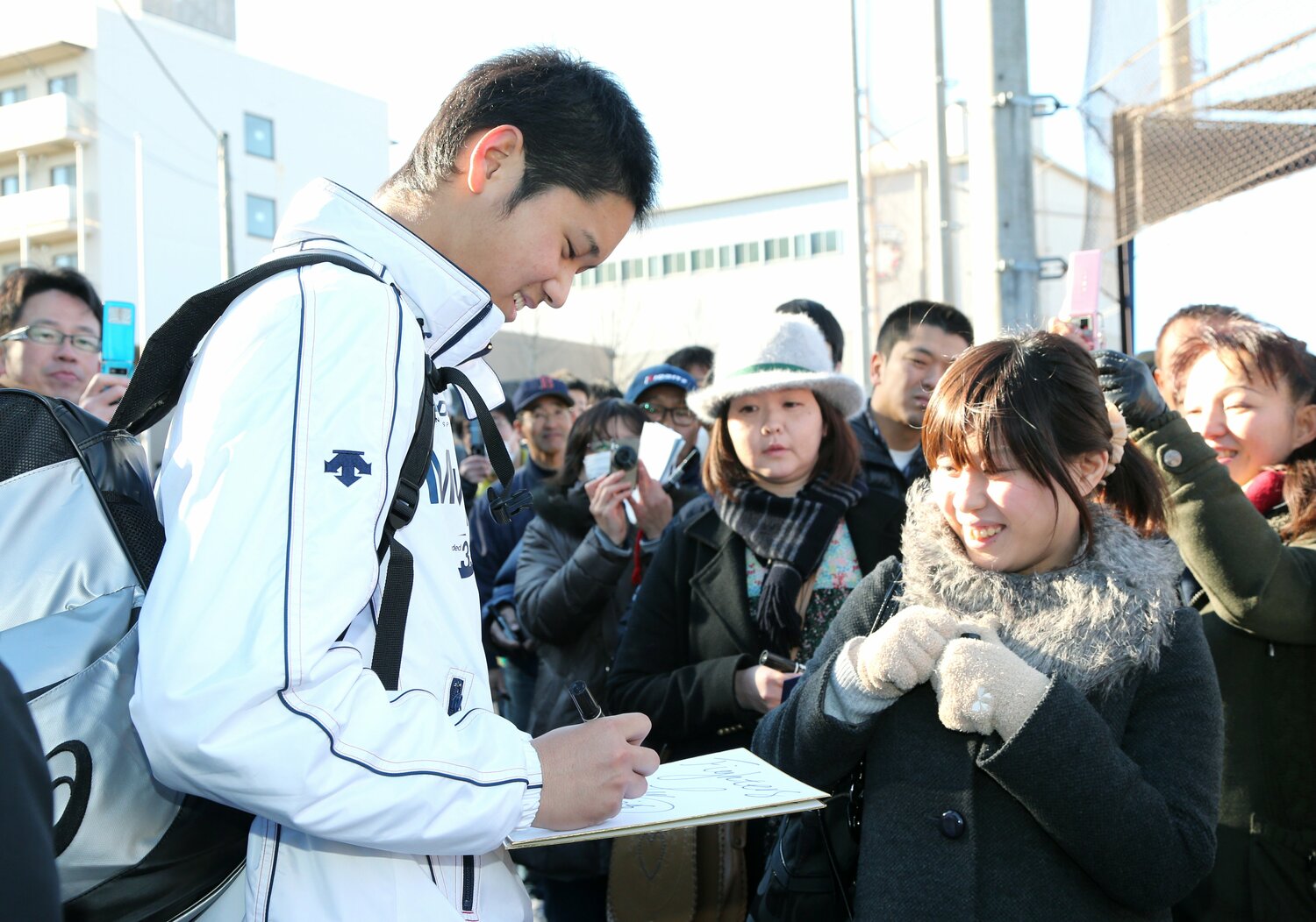 プロ1年目、笑顔でファンにサインをする大谷翔平 ©JIJI PRESS