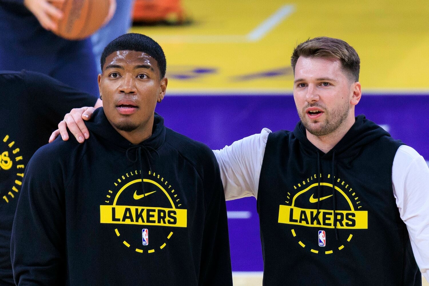 八村の肩に手を掛けるドンチッチ ©︎ZUMA Press/AFLO