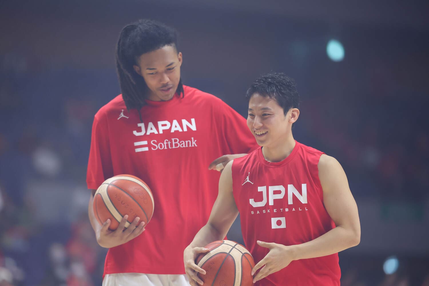 河村勇輝（右）と言葉をかわすジェイコブス晶　©︎Yohei Osada/AFLO SPORT