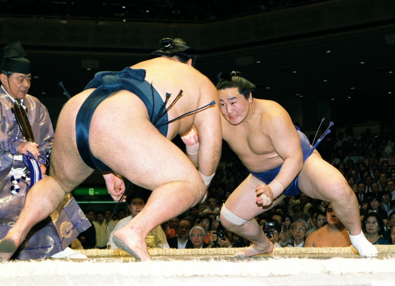 写真は同じ2001年5月場所での横綱・貴乃花vs朝青龍。果敢に突っ込んでいった朝青龍だったが押し出しで敗れる　©JIJI PRESS