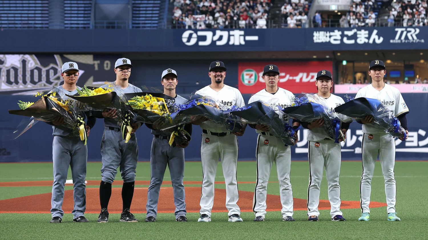帰国後は、阪神とのオープン戦で日本代表選手とともにセレモニーに参加し、温かい祝福を受けた　©SANKEI SHIMBUN