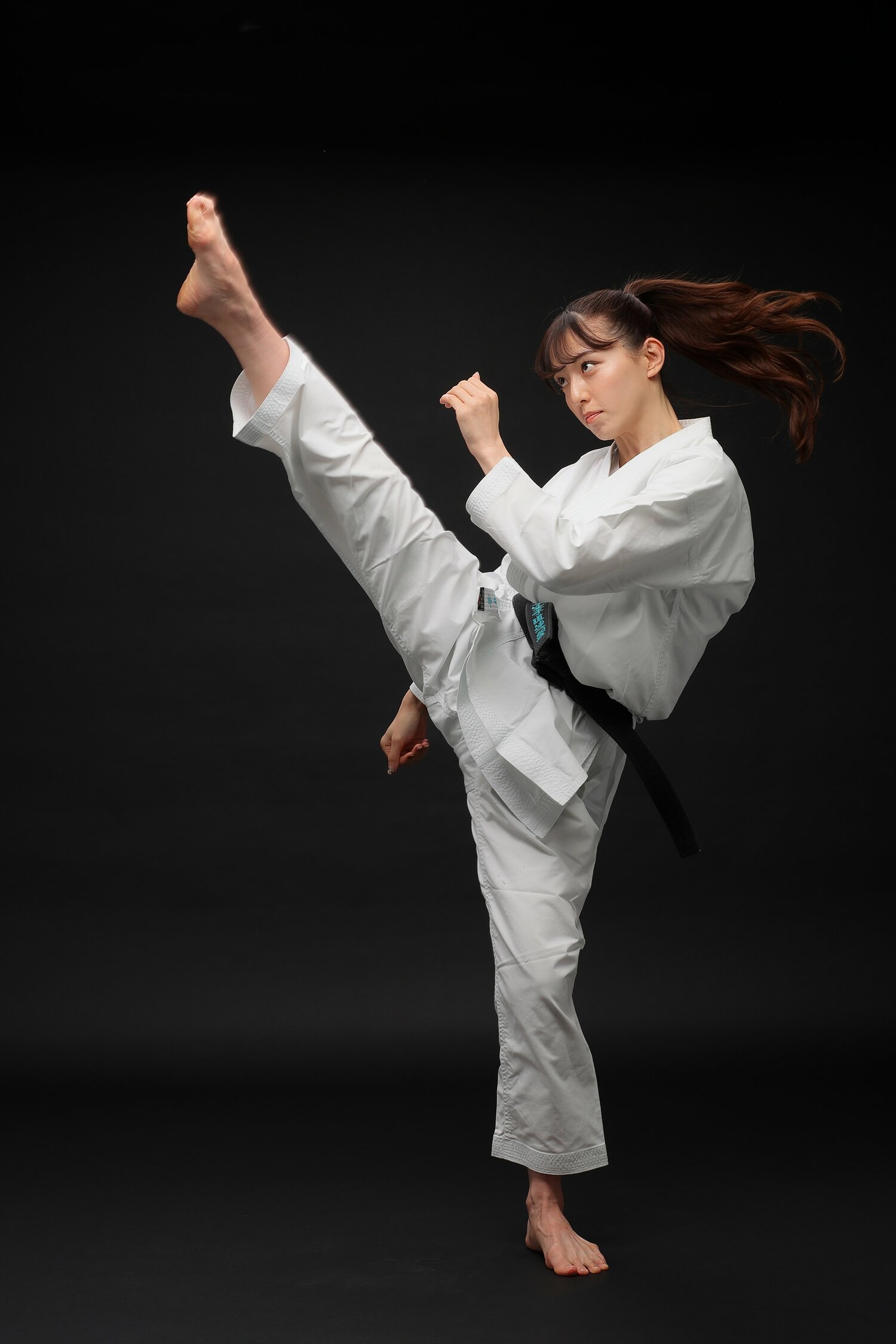 道着姿で披露した切れ味鋭い上段回し蹴り