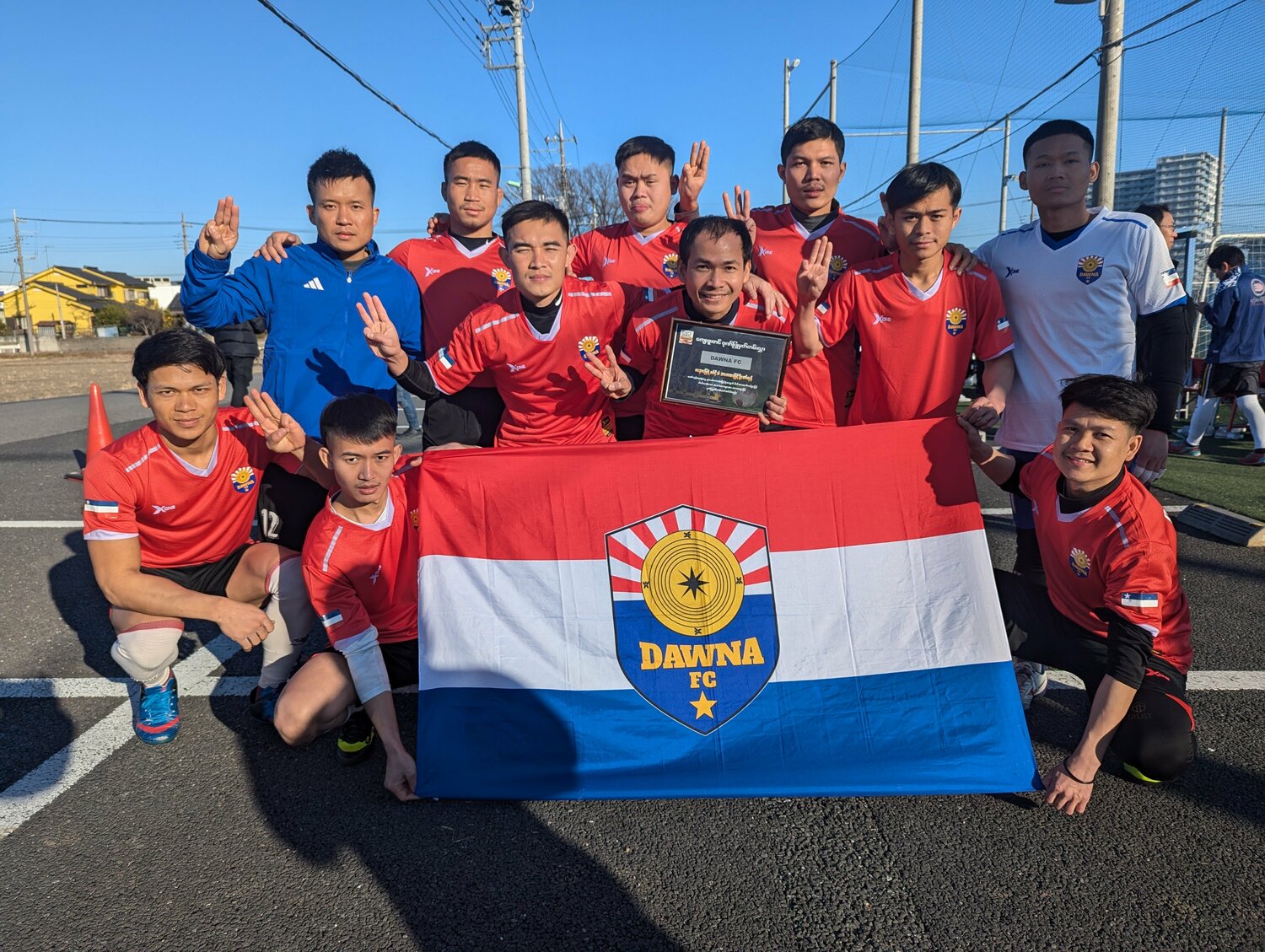 3本指を立て国軍への抗議の意思を示すカレン族のチーム ©︎Takashi Kumazaki