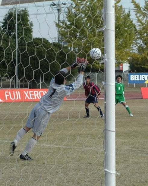 作陽2年・青山敏弘のシュートは左ポストに直撃し……　©︎Asahi Shimbun