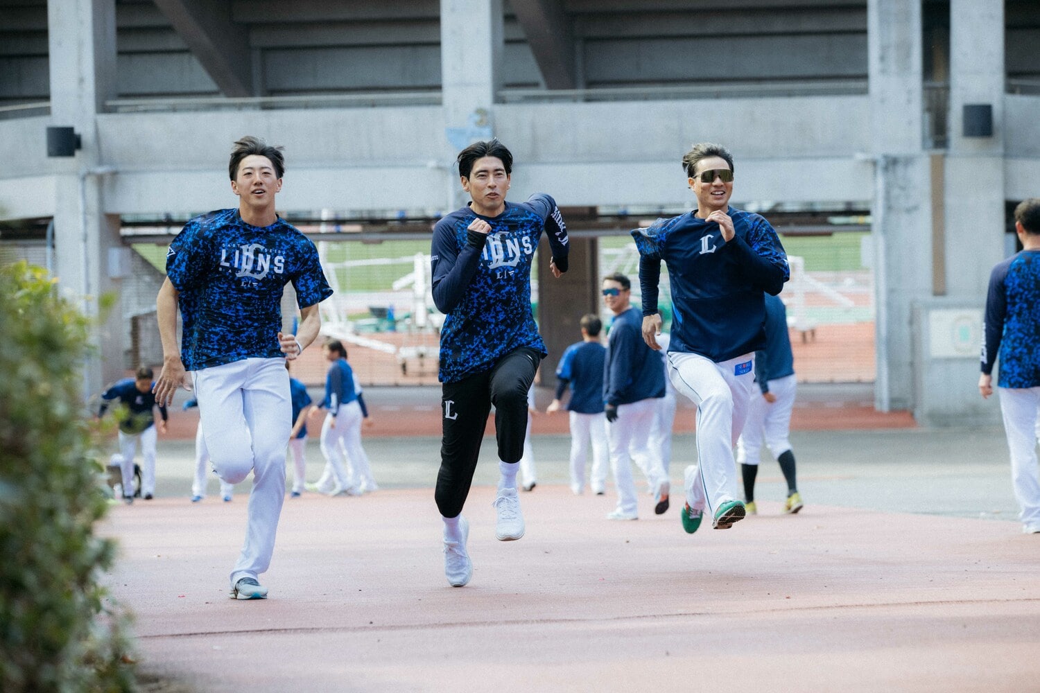 埼玉西武ライオンズの選手に指導を行う秋本さん　撮影：北原基行