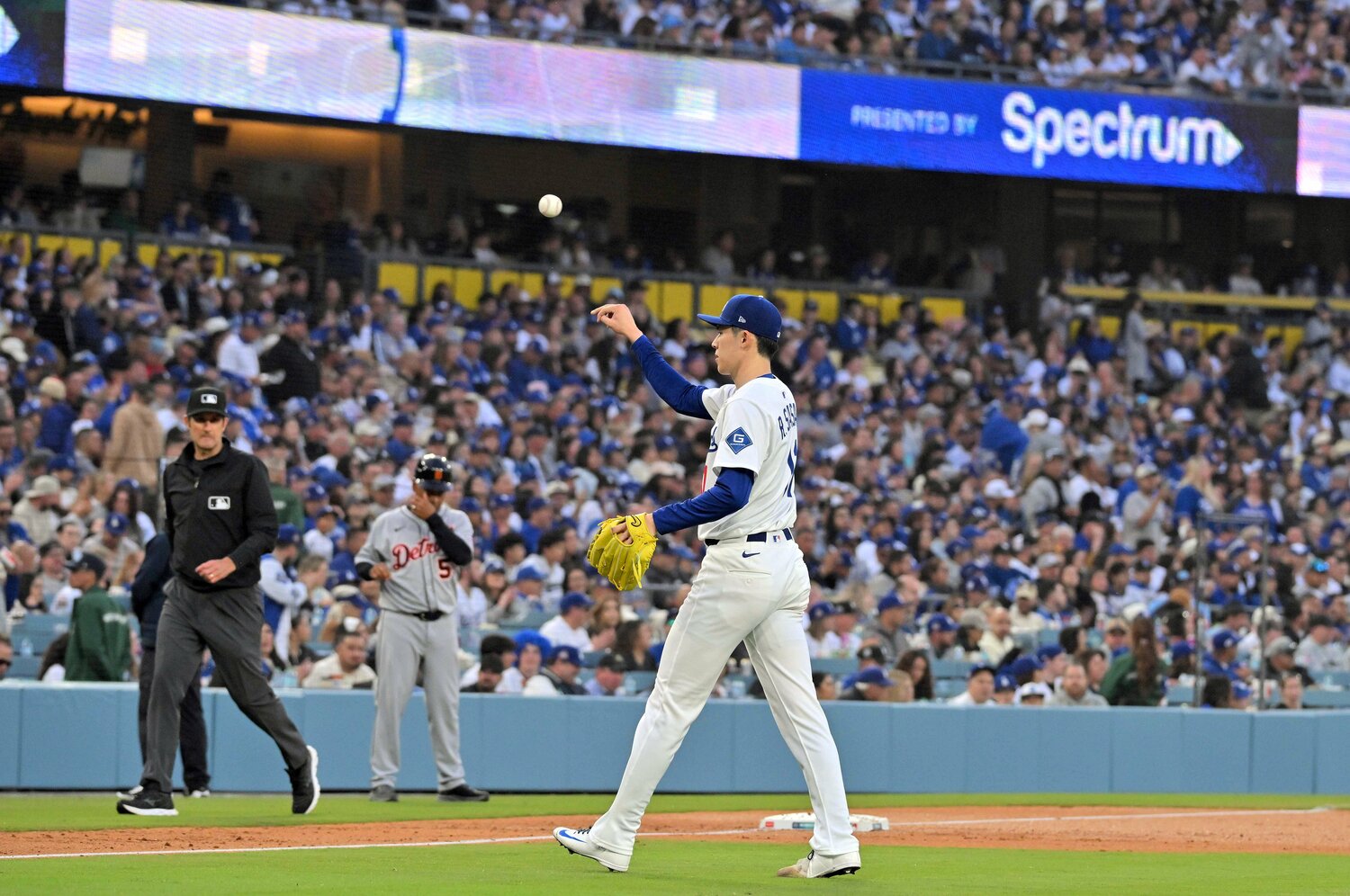 佐々木はボールを監督に渡さずに、三塁側に向かって投げてしまった　©JIJI PRESS