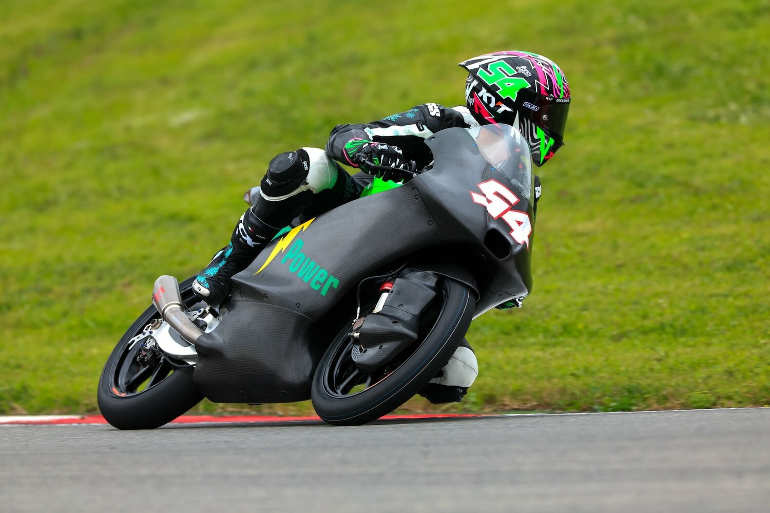 MotoGPクラスほどの派手さはないが、Moto3のKTMはエアロパーツへ注力しはじめた。写真のライダーはCIPグリーン・パワーのリカルド・ロッシ ©Satoshi Endo