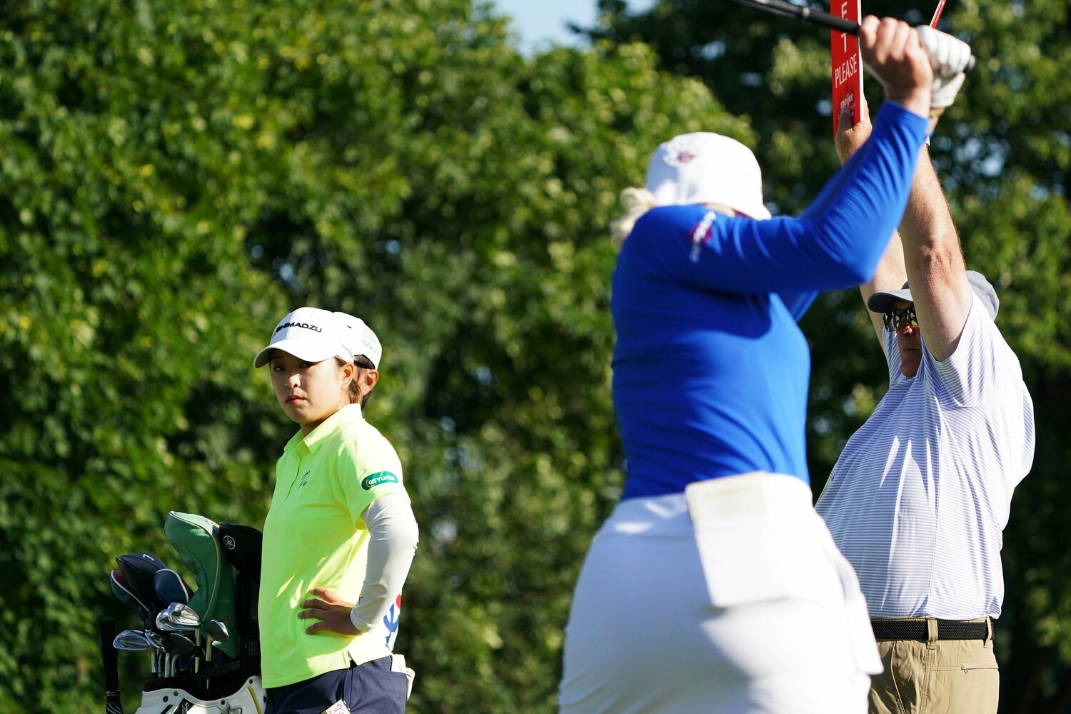 サグストロムのスイングを見つめる西郷真央　©︎Shizuka Minami