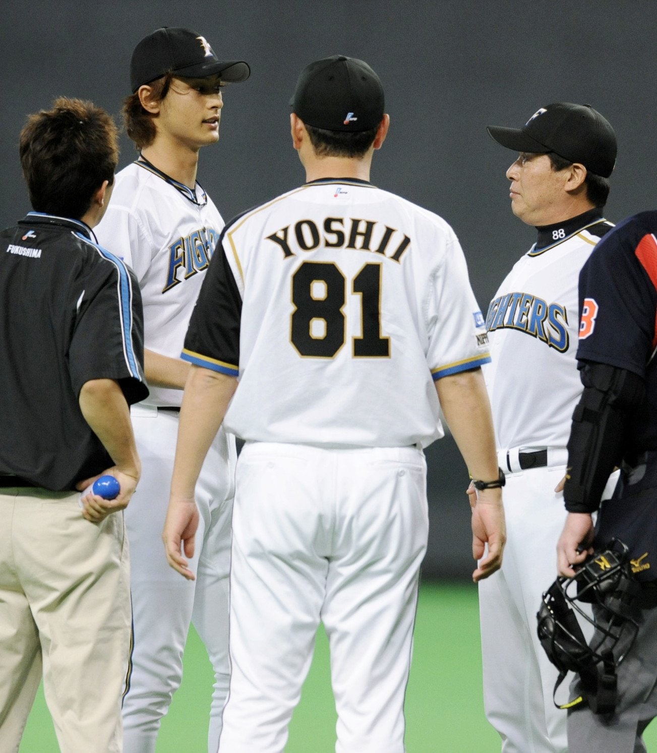 日本ハム時代の吉井コーチとダルビッシュ ©Kyodo News