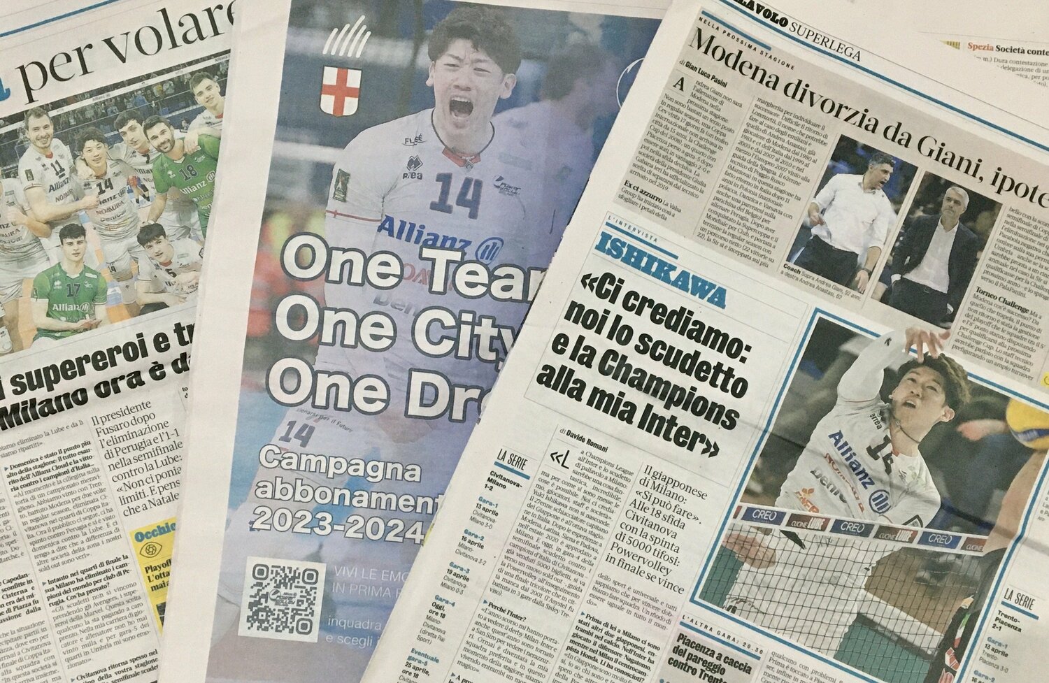 昨シーズン中に掲載された現地紙のインタビュー記事（右）と、ミラノの今季年間シート販売キャンペーン一面広告（中央）
