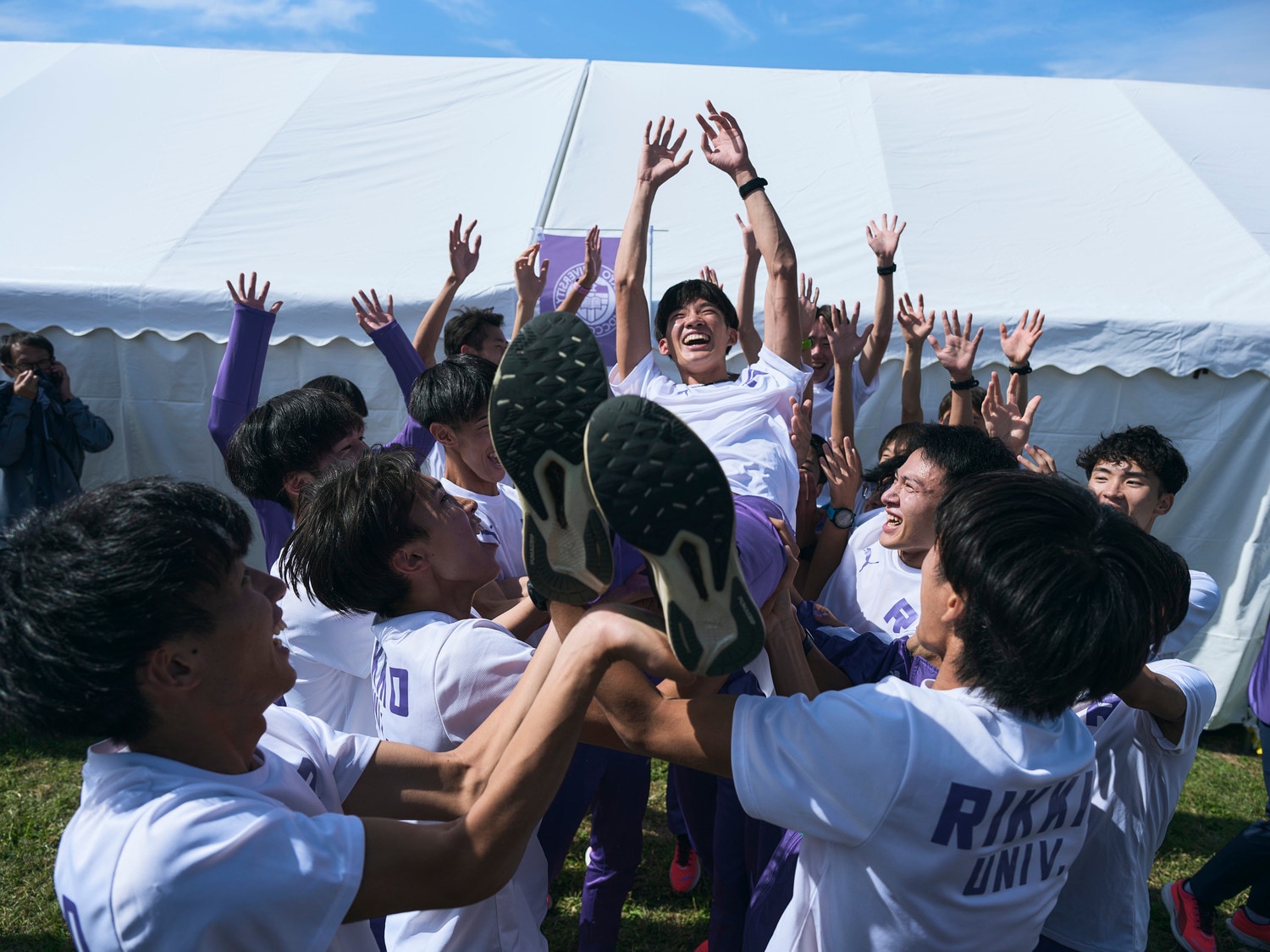 箱根駅伝の予選会では胴上げをされ、労をねぎらわれた宮澤。本戦のメンバー16名からは惜しくも外れた　©Yuki Suenaga