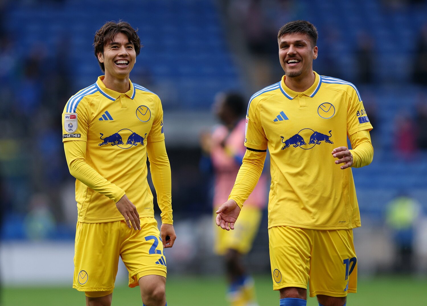 カーディフ戦後の田中とピルー　©Getty Images