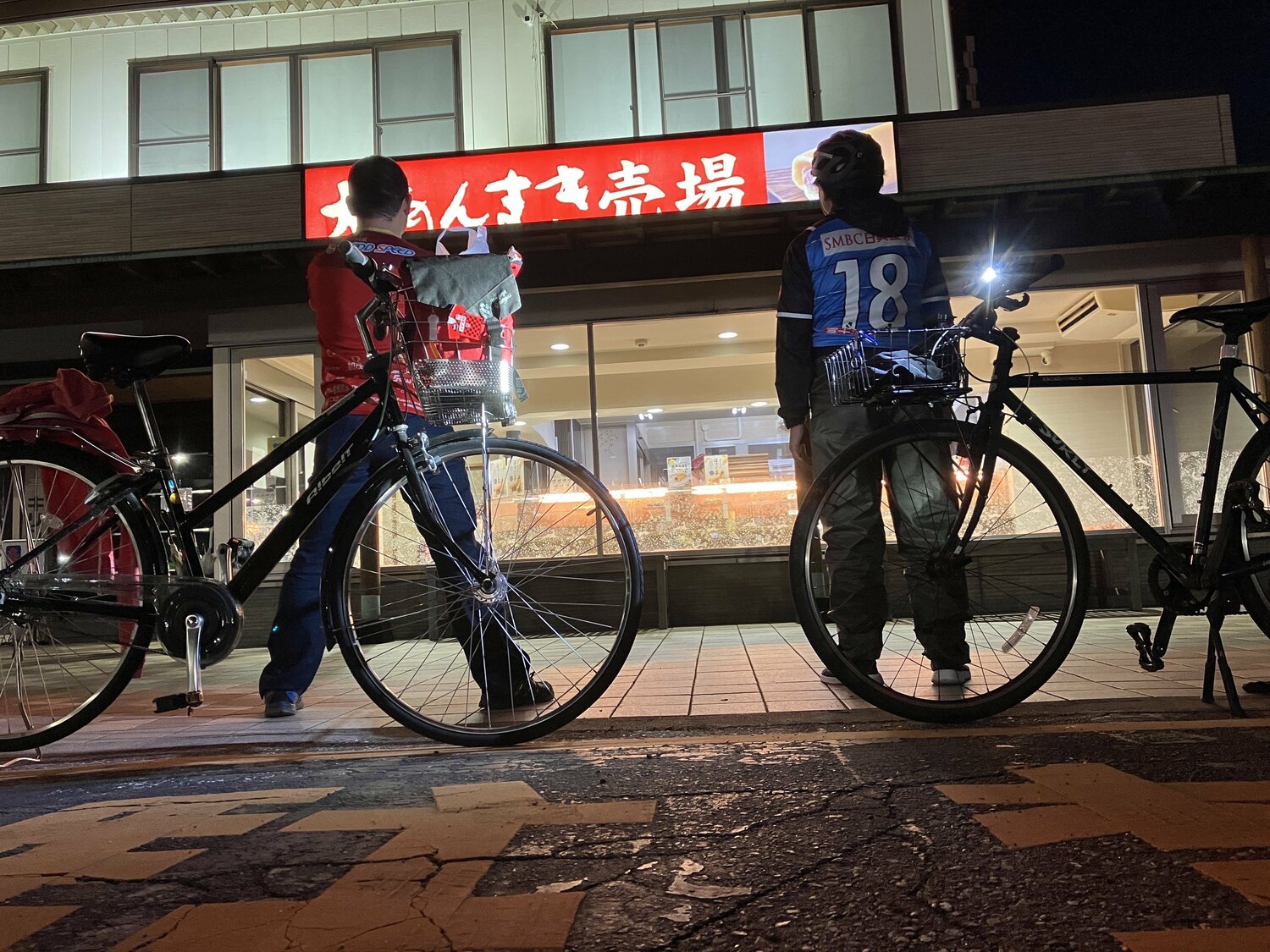 差し入れをくれた名古屋グランパスのサポーターと記念撮影（小野田治矢さん提供）