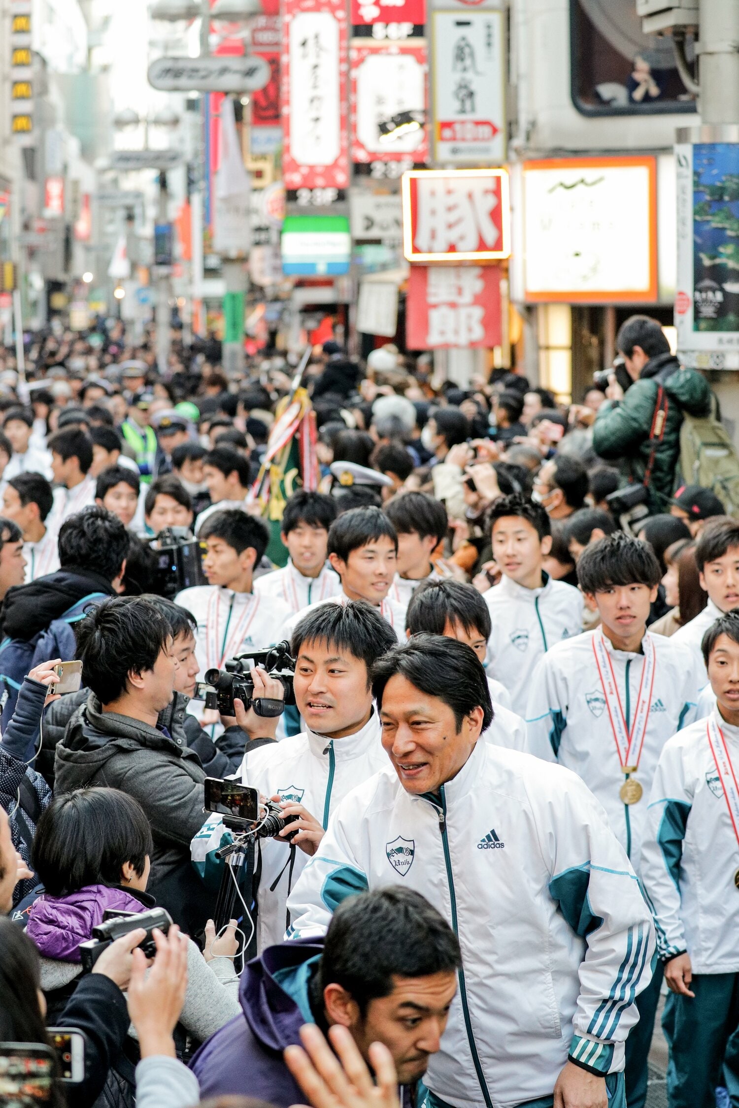 2017年、箱根駅伝3連覇を達成した青学大は渋谷センター街でパレードを行った ©Kiichi Matsumoto