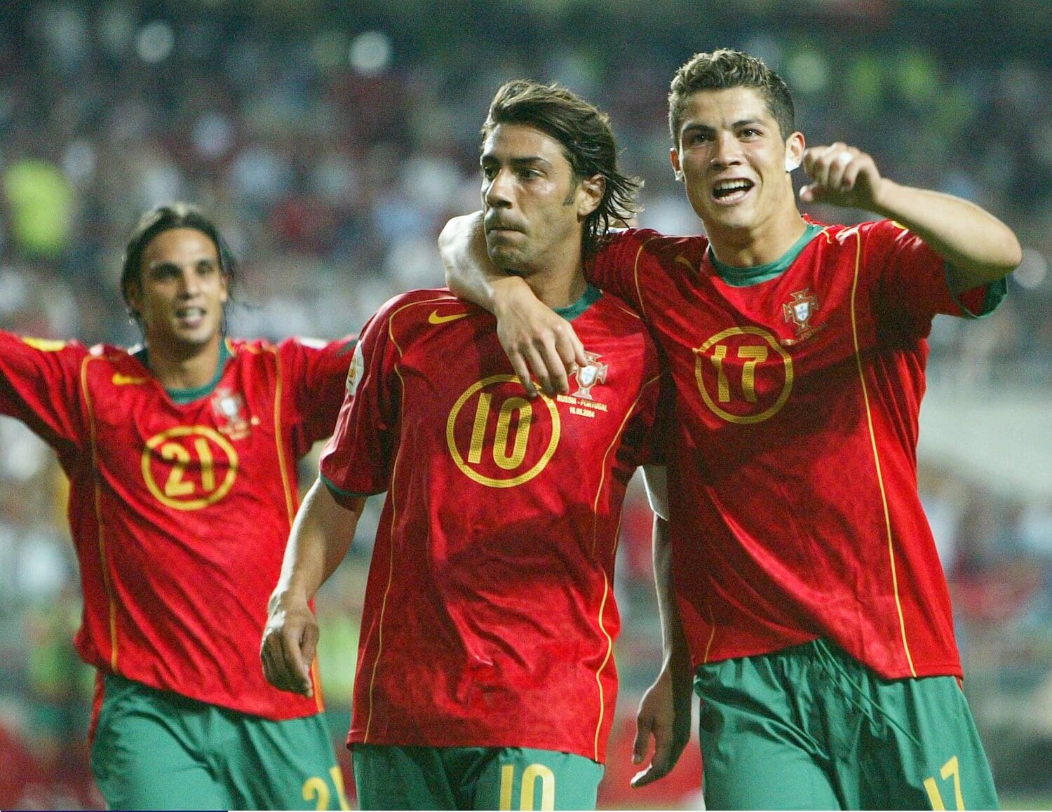 EURO2004でルイ・コスタ（中央）と喜ぶC・ロナウド©Getty Images