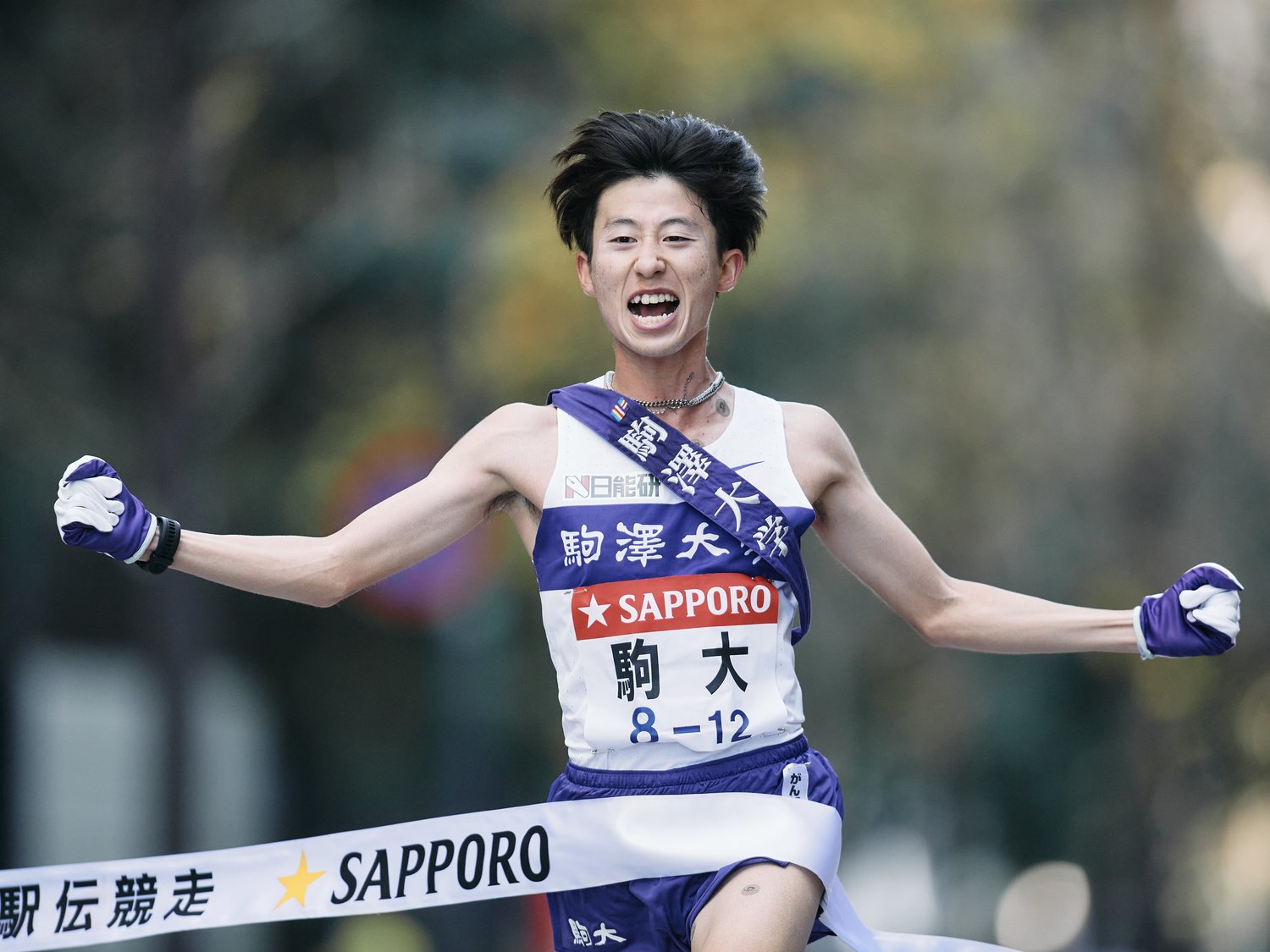 最終10区の大逆転で総合優勝した駒澤大学。駒大・石川拓真は区間賞の走りで、創価大・小野寺を抜き去った　©Yuki Suenaga