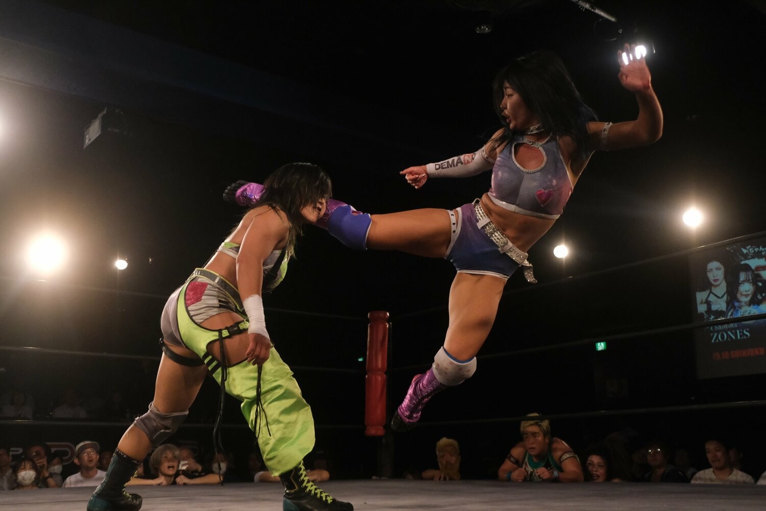 スターダムの飯田沙耶に蹴りを叩き込むちゃんよた　©Norihiro Hashimoto