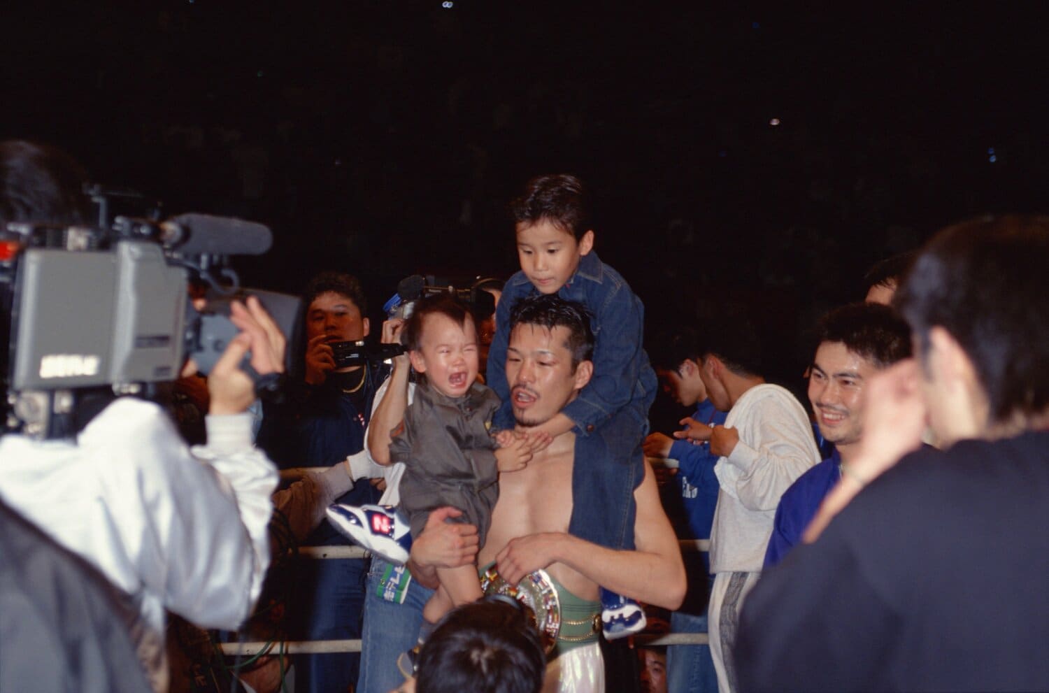 1997年11月、世界王者に返り咲いた辰吉丈一郎。長男・寿希也と次男・寿以輝もリングイン　©AFLO