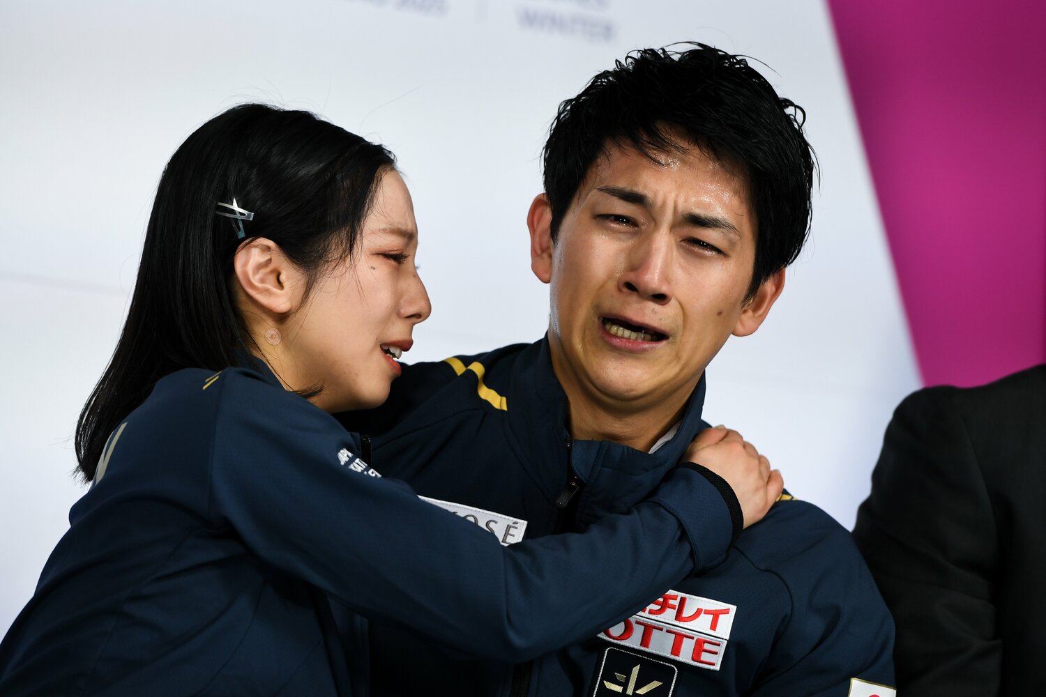 総合1位が決まると、キス・アンド・クライで二人は抱き合って泣いた　©AFLO