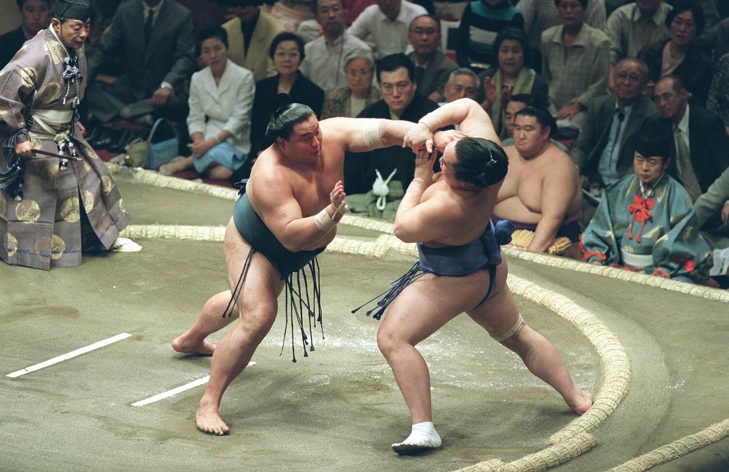 2001年5月、朝青龍は貴乃花との初対決に押し出しで敗れる　©JIJI PRESS