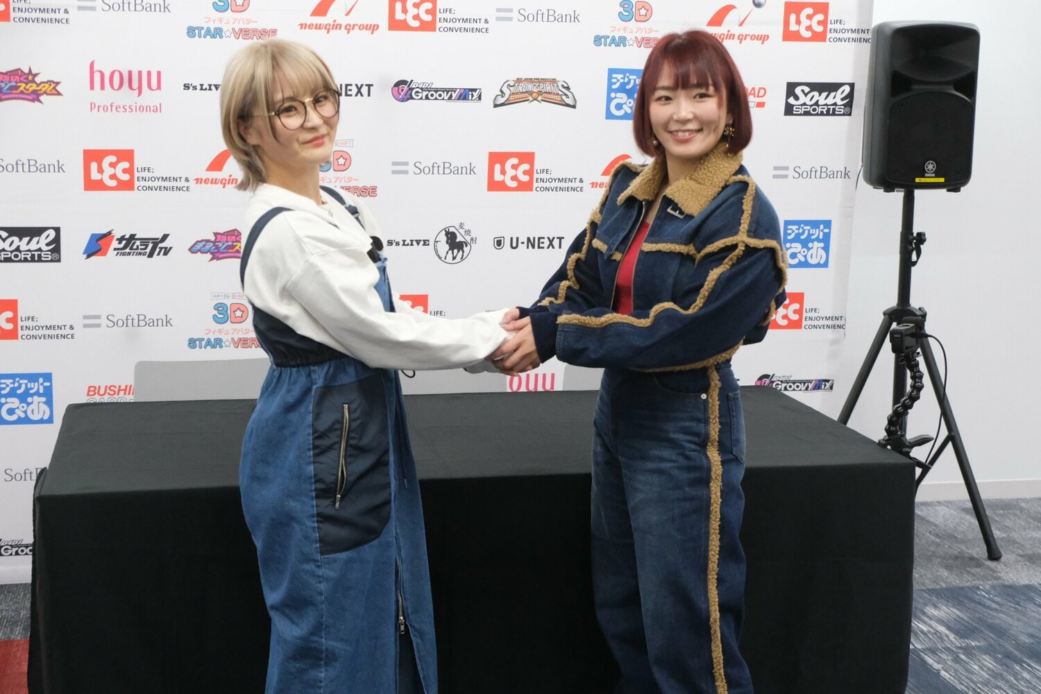 復帰戦前の会見でSareeeと握手　©Norihiro Hashimoto