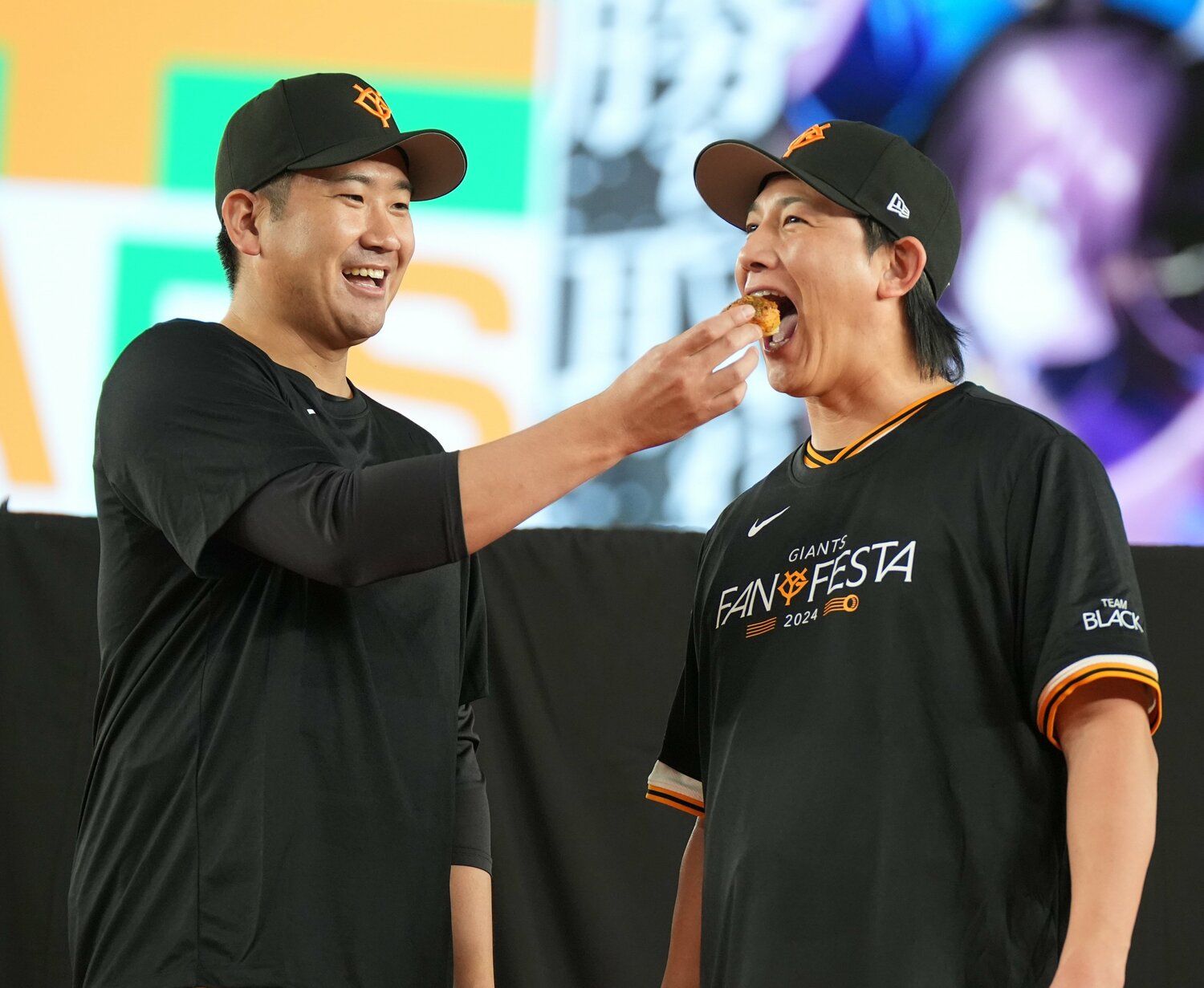 昨年11月30日、ファン感謝デーでの“スガコバ”。小林誠司にホットドックを食べさせる菅野智之　©Sankei Shimbun