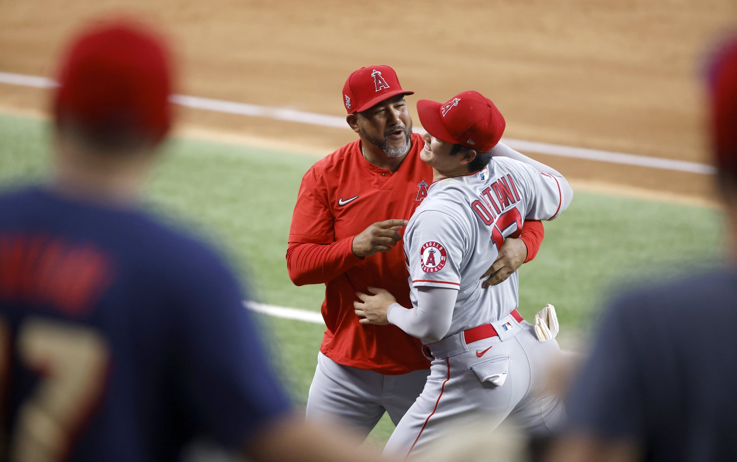 5日のレンジャーズ戦に5-0で勝利し喜ぶ大谷と捕手コーチのモリーナ