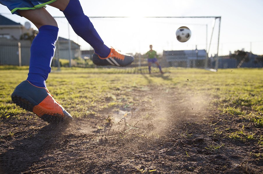 「子どものサッカーのために借金」支援を受ける31％が回答…新品のスパイクを買えない親たちの“悲痛な本音”「生きるのに精いっぱい」＜Number Web＞ photograph by Getty Images