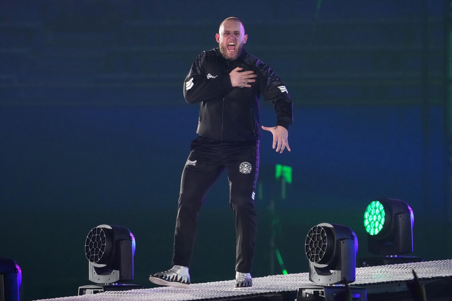 花道からテンションを上げるゲイブ・キッド。1月5日、東京ドーム　©Masashi Hara