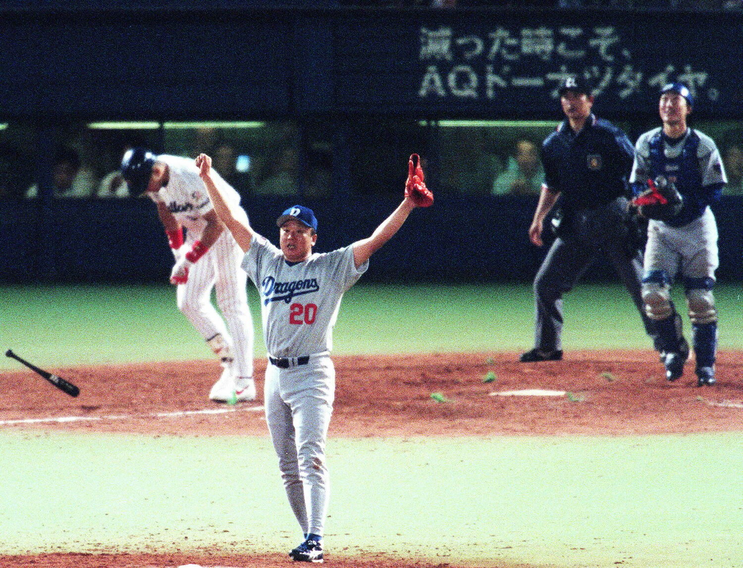 中日11年ぶりのセ・リーグ優勝の瞬間。ヤクルト最後打者ペタジーニ（左）を打ち取り、両手を挙げて喜ぶ宣銅烈　©JIJI PRESS