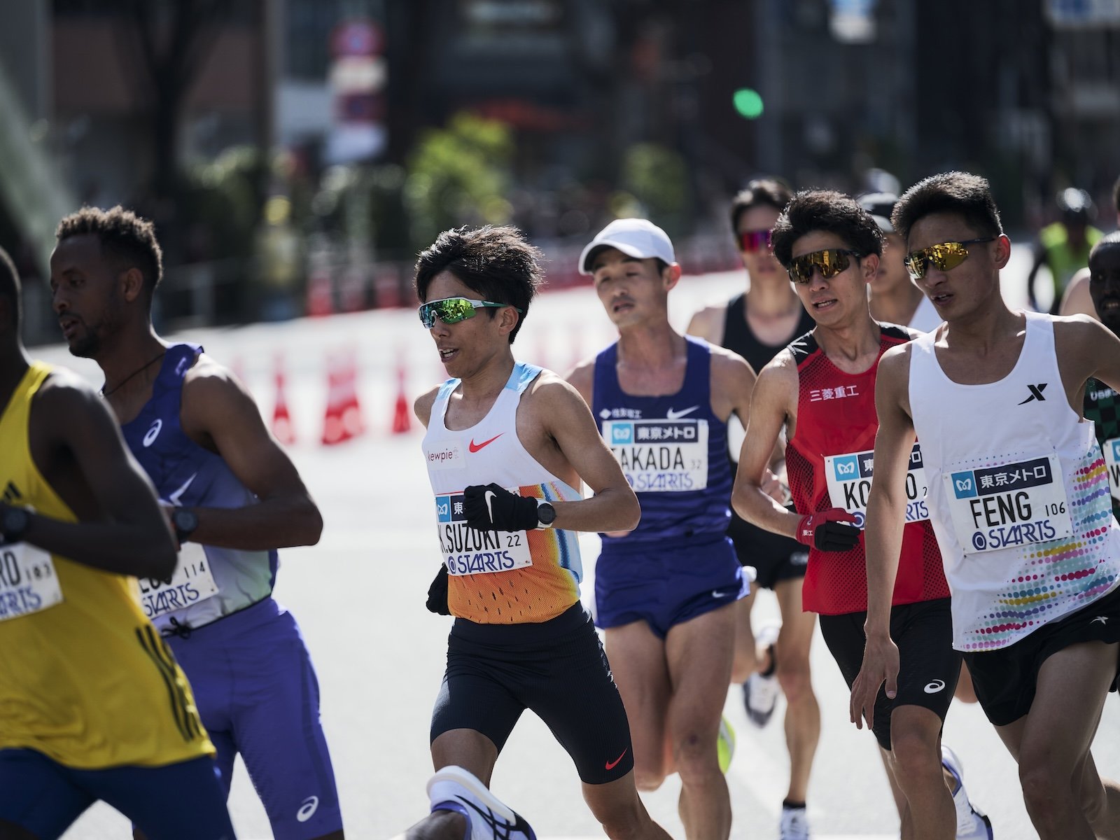 今年の東京マラソンで力走する鈴木 photograph by Yuki Suenaga