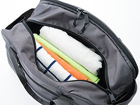 メイン室は容量たっぷり。タオルやトレーニング用のシャツ、替えの下着などが余裕で入る。また、サイドポケットには仕事用の手帳などを収納できる。
 