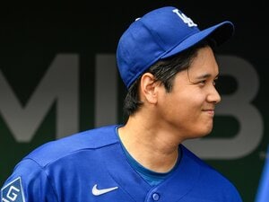 「オオタニは何のポーズしたの？」大谷翔平第1号ホームラン球ゲット女性に取材すると「じつは彼氏がキャッチしてくれて」テレビに映らないウラ話