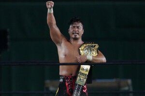 【IWGPの呪い】《どちらが本物？》「鷹木信悟は暫定王者」オスプレイが持ち出した“2本目”のIWGP世界ヘビー級ベルト、混沌の行方は…