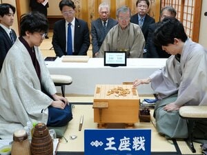 「えっ」控室も驚き…藤井聡太から“二冠を奪った同学年”伊藤匠将棋は何がスゴいか「ただ“真の2強”になるには2日制で」と語る棋士も