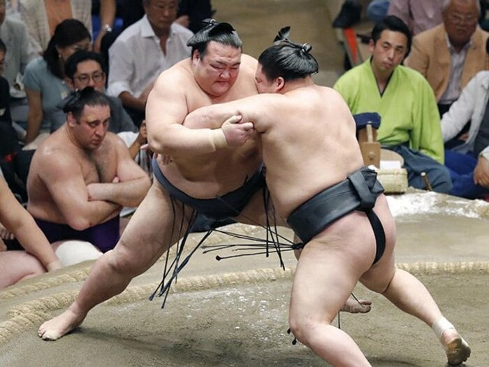 稀勢の里の相撲と雰囲気が変わった。超人と凡人が同居する横綱から今は。＜Number Web＞ photograph by Kyodo News