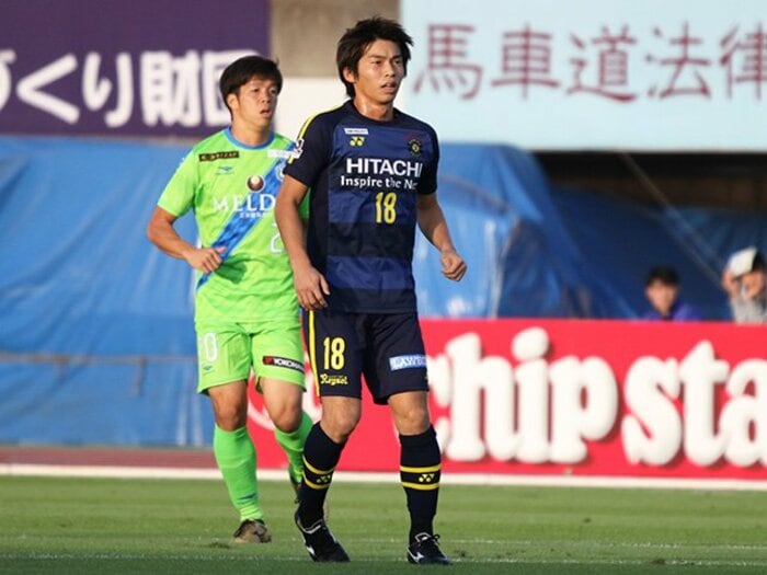 湘南・坂圭祐と柏・瀬川祐輔。有望株が認め合った駆け引きとは。＜Number Web＞ photograph by Takahito Ando