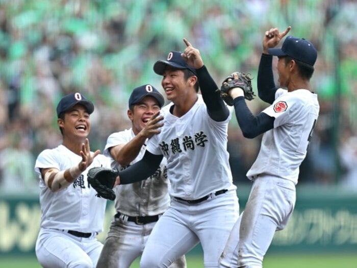 「いつでも監督をやめていい」「記者たちにモテる」沖縄尚学と日大三…2人の甲子園監督の“決定的な共通点”「食事中とかも、けっこうタメ口なんで」＜Number Web＞ photograph by Hideki Sugiyama