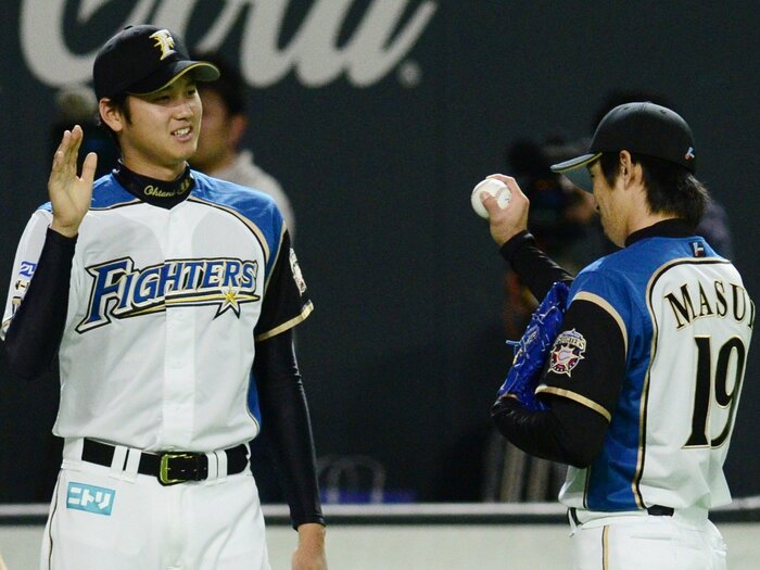 「お久しぶりです！」大谷翔平が“山本由伸も元同僚”日本ハム先輩をベンチ裏に神招待→HRボールキャッチ大学生の“兄弟愛”…ドジャース取材こぼれ話＜Number Web＞ photograph by JIJI PRESS