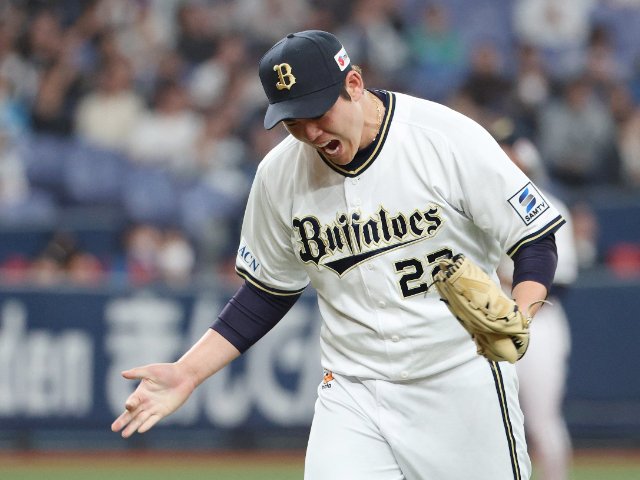 オリックス・バファローズ 九里亜蓮 ホーム ユニフォー厶 九里亜蓮が「メリー“九里”スマス」オリックス公式SNSでユニホーム姿