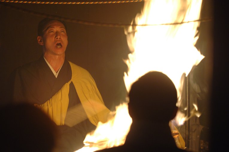 鹿児島最福寺で護摩行に臨む金本知憲（2006年）　©BUNGEI SHUNJU