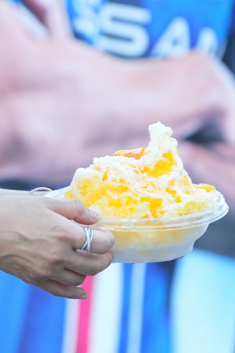 思い思いにスタジアムグルメを楽しむサポーター