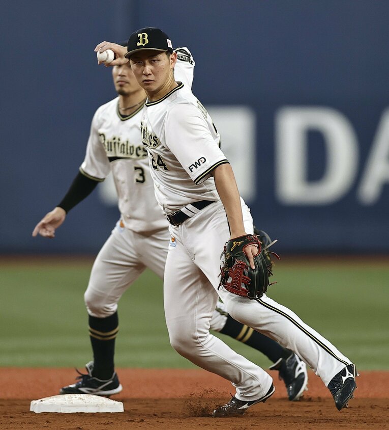 二遊間のコンビを組む機会が増えた安達（3番）も、紅林のポテンシャルに期待する　©︎KYODO