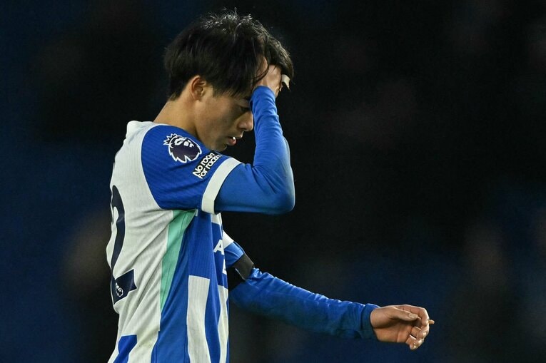 頭を抱え、落胆した表情でピッチを後にする三笘【1枚目／全2枚】　©Getty Images